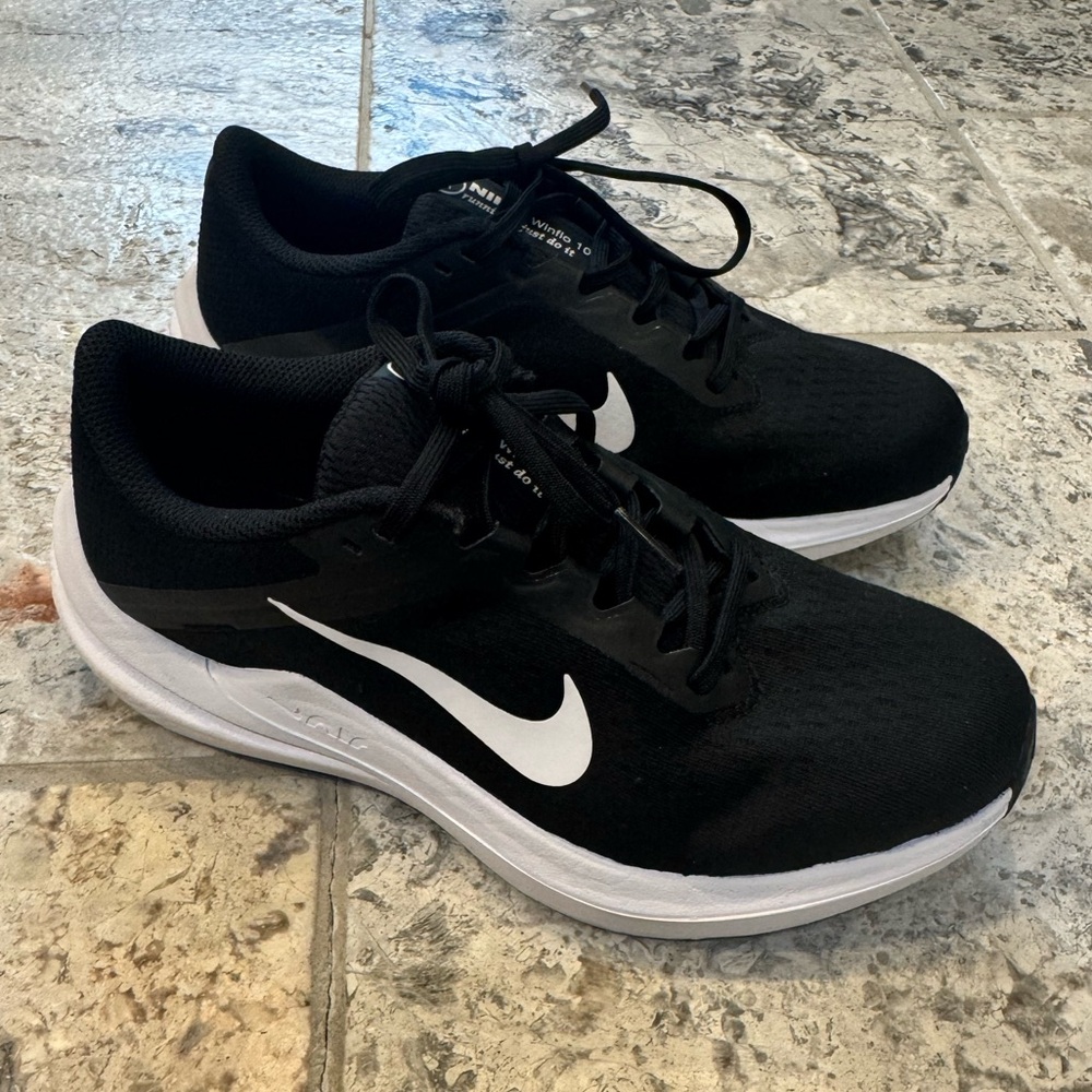 NWOT Nike Winflo Women’s Black Sneaker Size 7